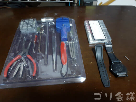 腕時計とバネ棒、バネ棒外しなどの工具。