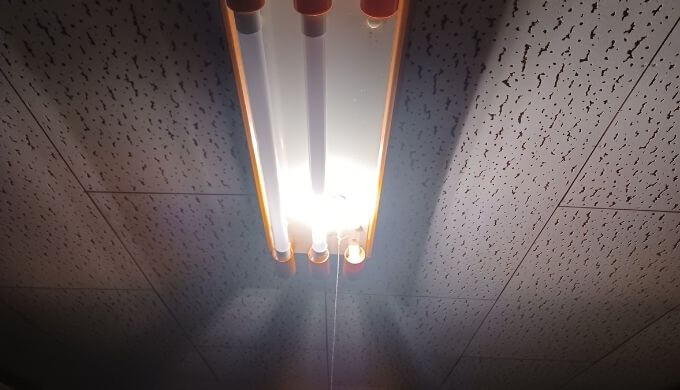 台所の常夜灯をLEDに交換した様子